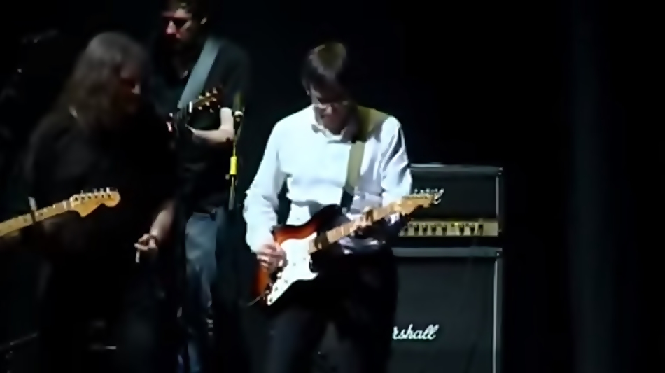 Momento de la intervención de Puigdemont con la guitarra.