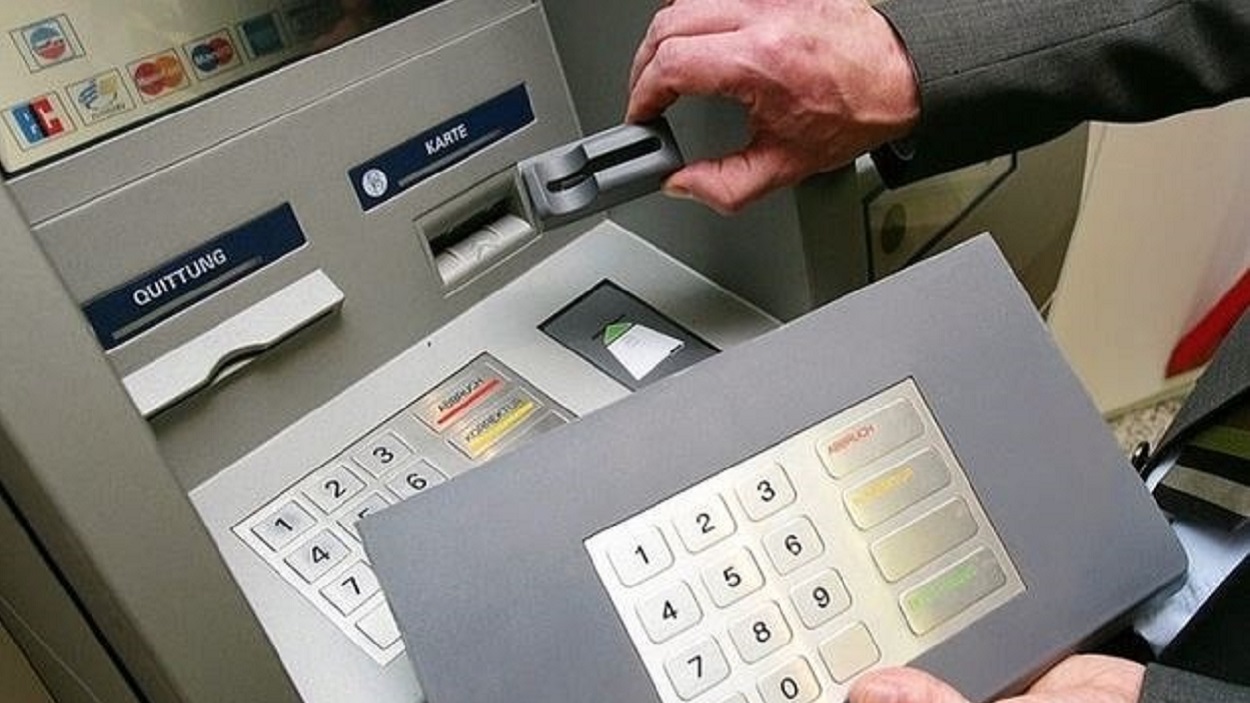 Dispositivo usado en la estafa conocida como 'skimming', que permite capturar datos personales, bancarios y claves de seguridad de las tarjetas en los cajeros automáticos. Policía.