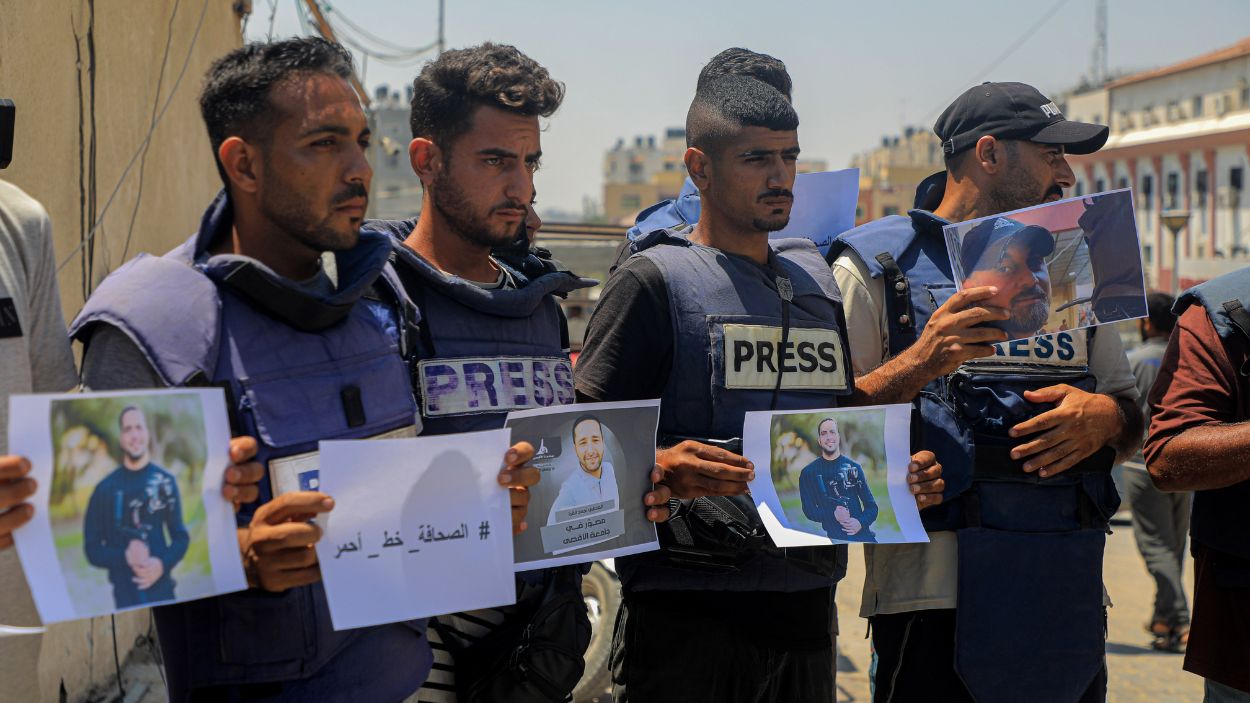 Protesta de periodistas palestinos por la muerte de otros compañeros en en bombardeo del Hospital Nasser, en Gaza. (EP)