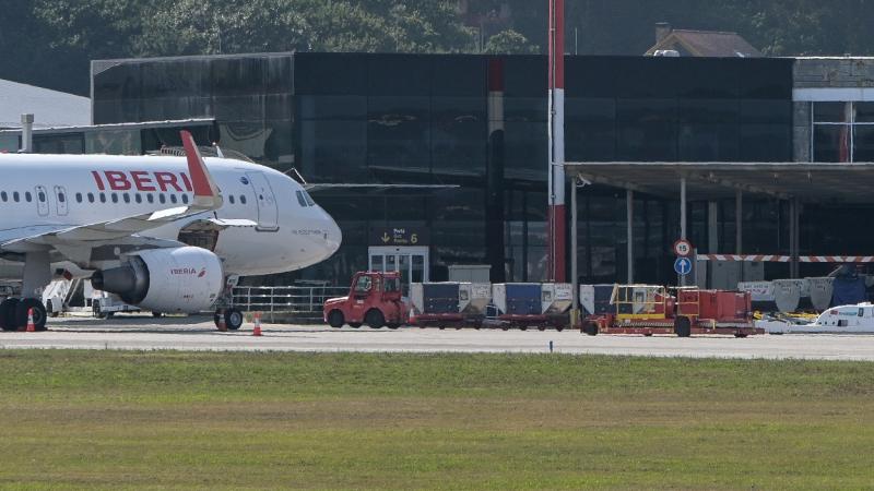 Imagen de aviones en aeropuerto. EP
