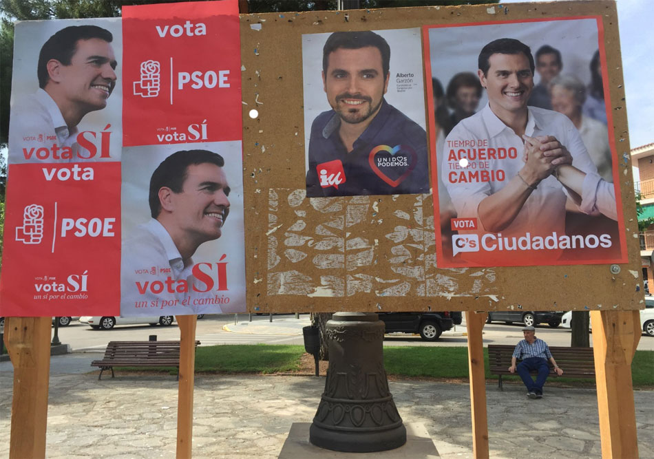 Carteles pegados en Azuqueca de Henares, donde IU ha sido históricamente fuerte... Busque el cartel de Iglesias