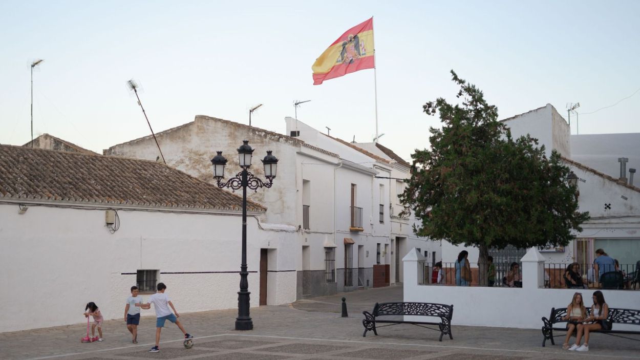 Simbología franquista en la plaza de un pueblo andaluz. Imagen cedida.
