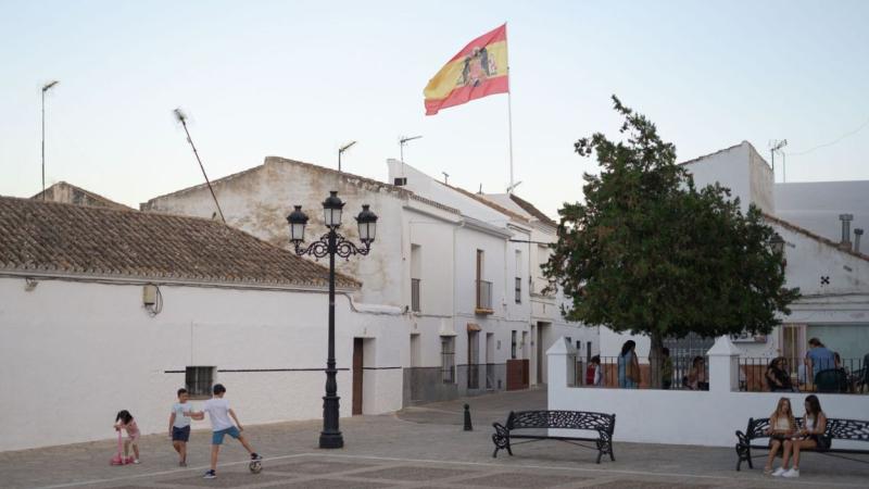 Simbología franquista en la plaza de un pueblo andaluz. Imagen cedida.
