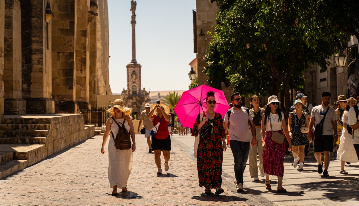 La AEMET tiñe España de rojo y advierte de un calor sofocante para el jueves y el viernes. EP.