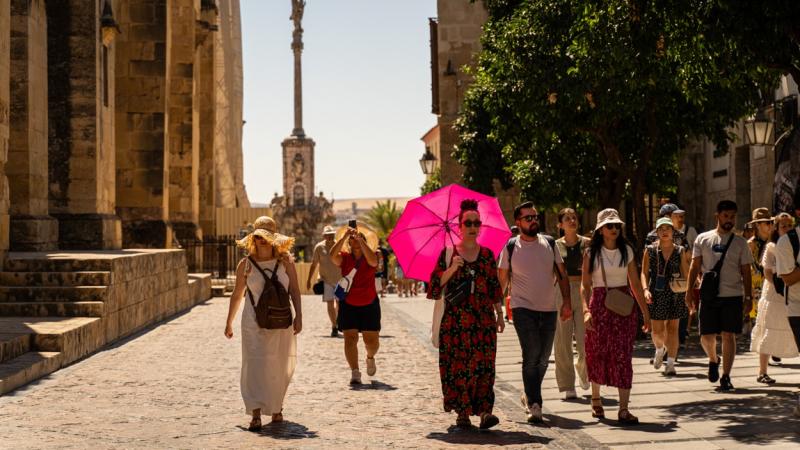 Las altas temperaturas y las lluvias pondrán este sábado en aviso a 12 provincias, varias en nivel naranja. EP