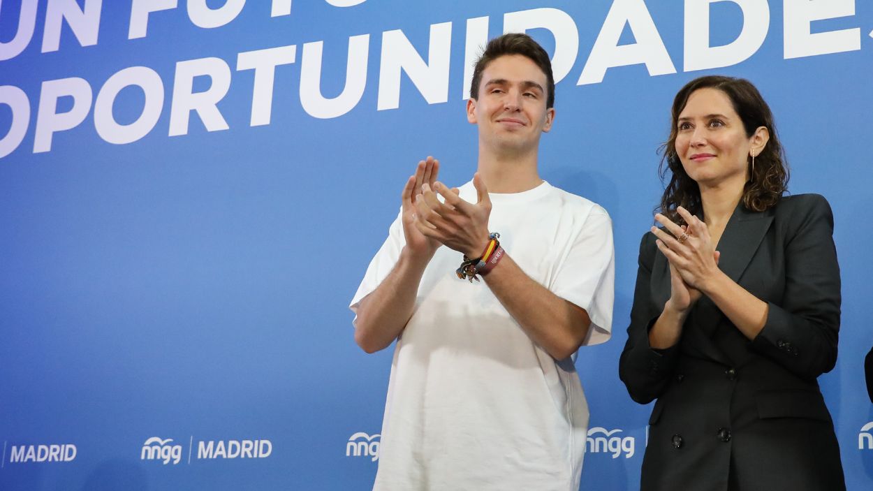 El líder de NNGG del PP de Madrid, Ignacio Dancausa, junto a la presidenta de la Comunidad de Madrid, Isabel Díaz Ayuso. EP.