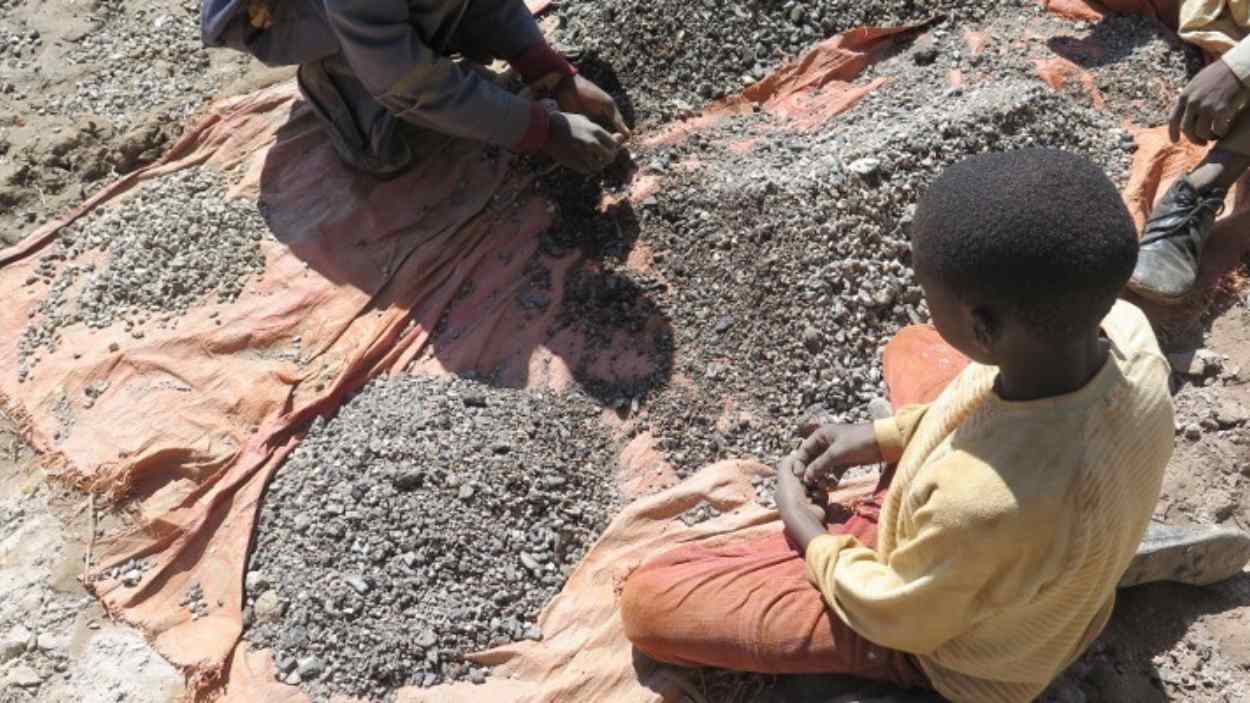 Niños trabajando en minas de extracción de cobalto en la República Democrática del Congo. EP
