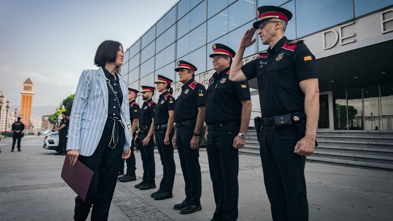 Nuria Parlón pasando revista a los Mossos. EP