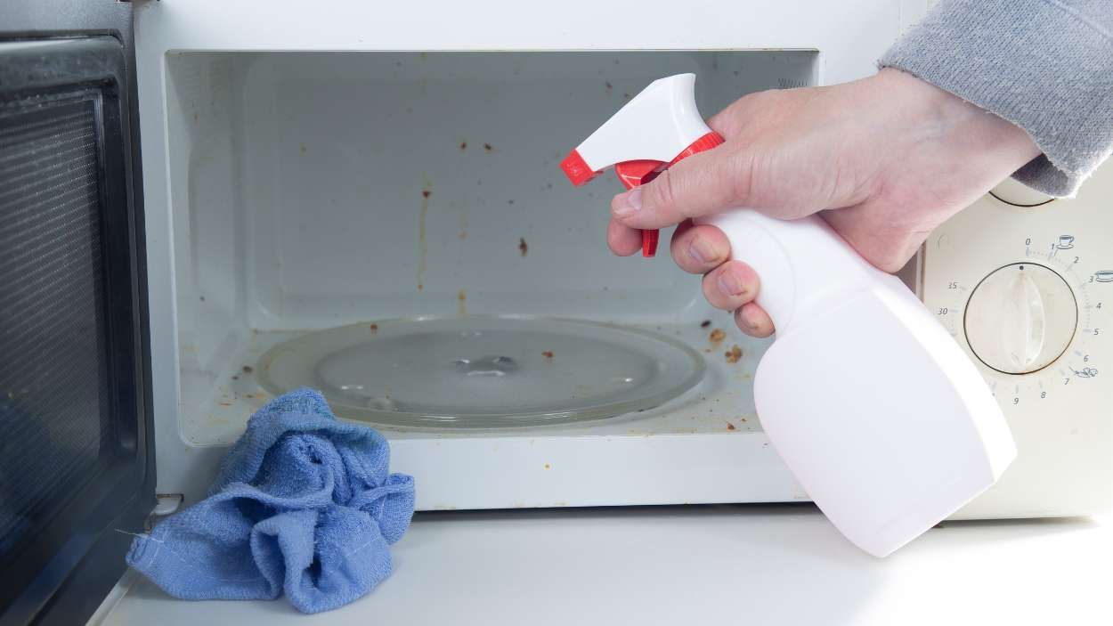 Cómo limpiar el microondas por dentro: cinco trucos caseros