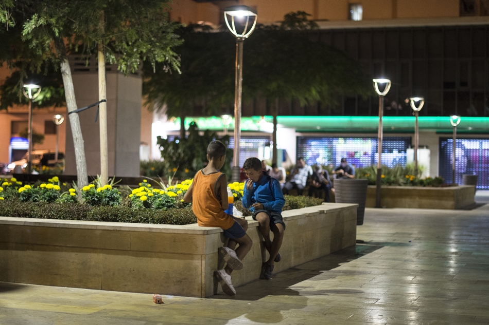 Imagen de menores extranjeros en una plaza de Melilla. 