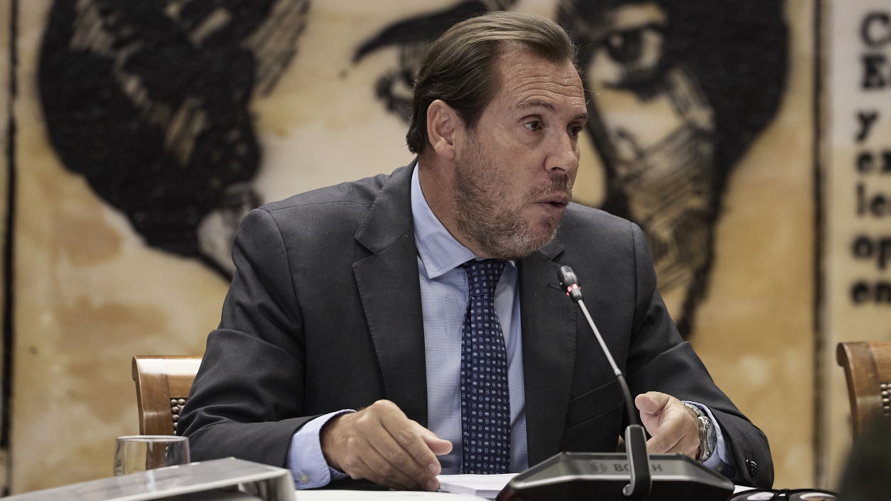 Puente defiende el servicio ferroviario, pide perdón por las incidencias y promete subsanar los errores. EP.