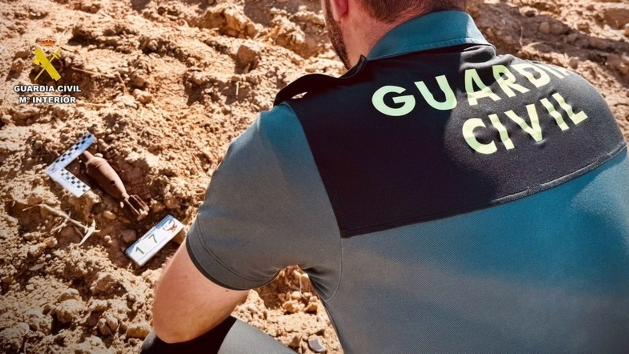 Un agente de la Guardia Civil con un proyectil en una imagen de archivo. EP
