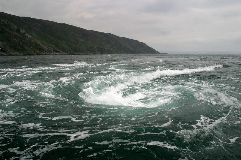 Ni te acerques a Corryvreckan Maelstrom en la costa de Escocia