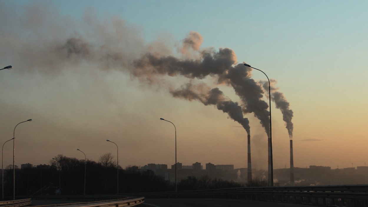 Imagen de recurso de una fábrica echando humo. Pixabay.