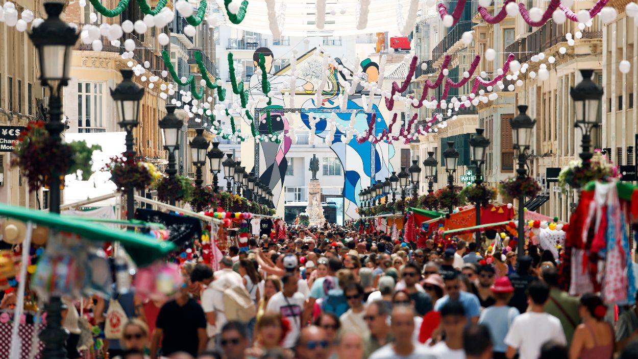 Miles de malagueños y visitantes disfrutan de la Feria de Málaga en las calles del centro. EP