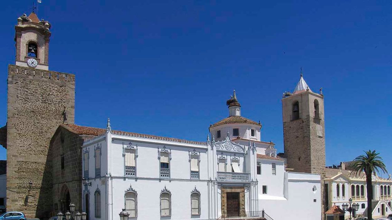 Un hombre armado con un cuchillo amenaza con decapitar a sus padres y se atrinchera en Fregenal de la Sierra (Badajoz). 