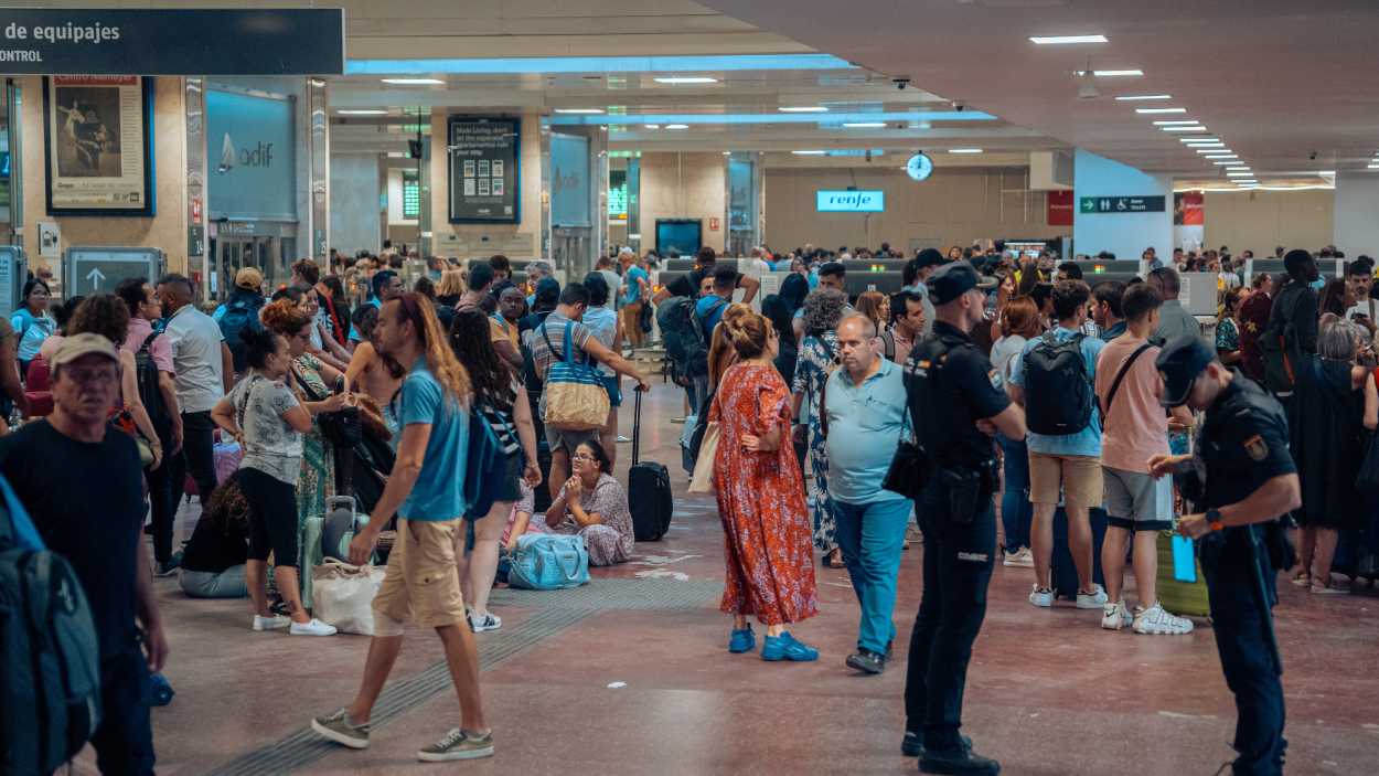 Decenas de personas afectadas por los retrasos en varios trenes, en la estación de tren de Chamartín. EP