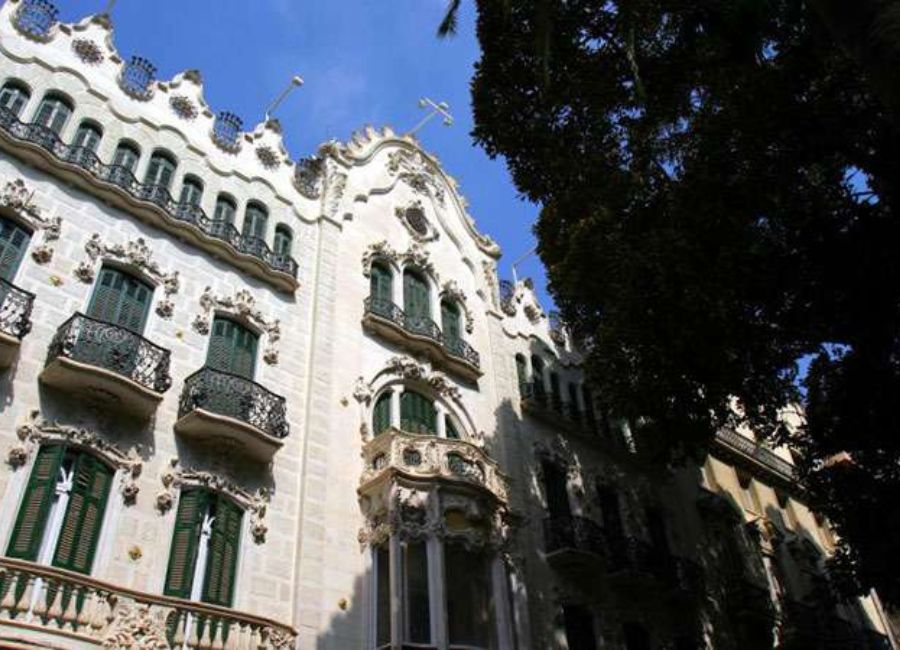 Fachada modernista de Casa Maestre, de Victor Beltrí, en Cartagena