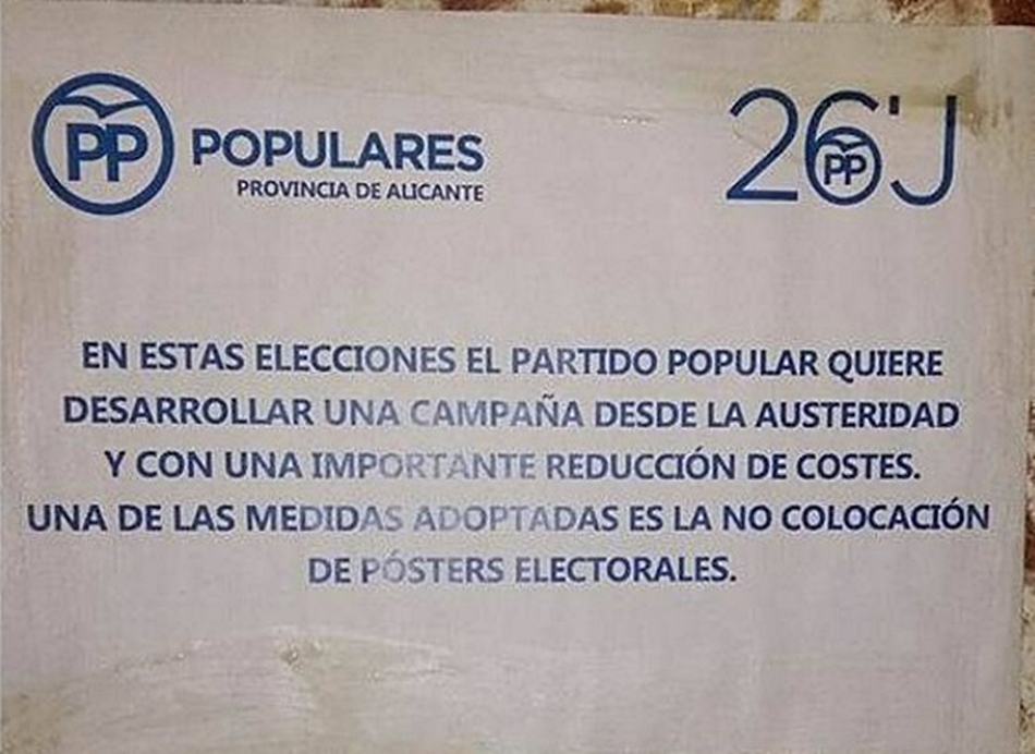 Imagen de uno de los carteles pegados por el PP de la Comunidad Valenciana anunciando la medida.