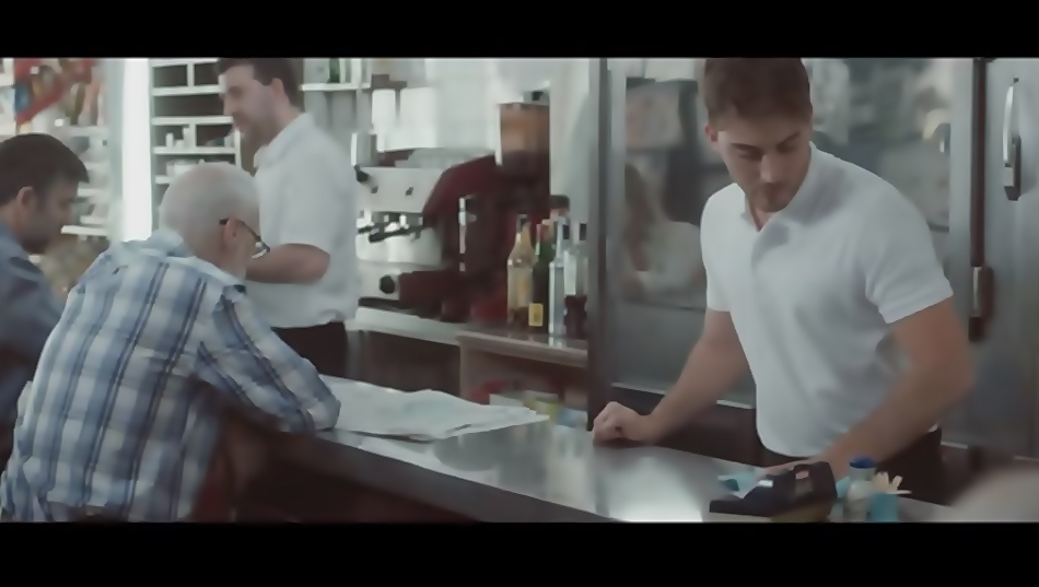 La barra del bar del spot de campaña de Ciudadanos podría ser el escenario donde se desarrolla el artículo de Sánchez Dragó. 