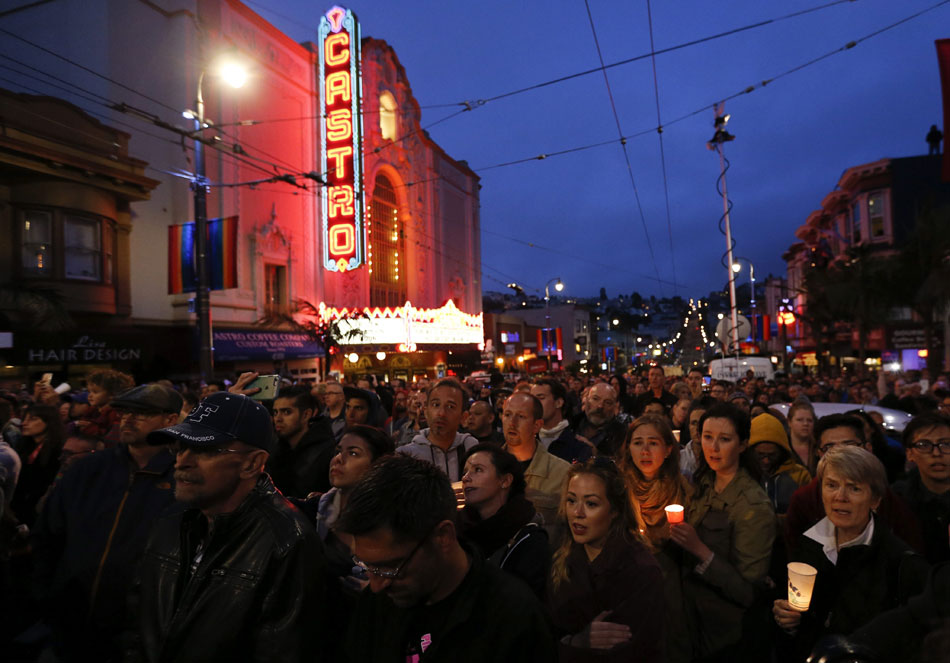 Una multitud asiste a una vigilia en San Francisco (Estados Unidos) en recuerdo a las víctimas del tiroteo en una discoteca gay en Orlando. EFE