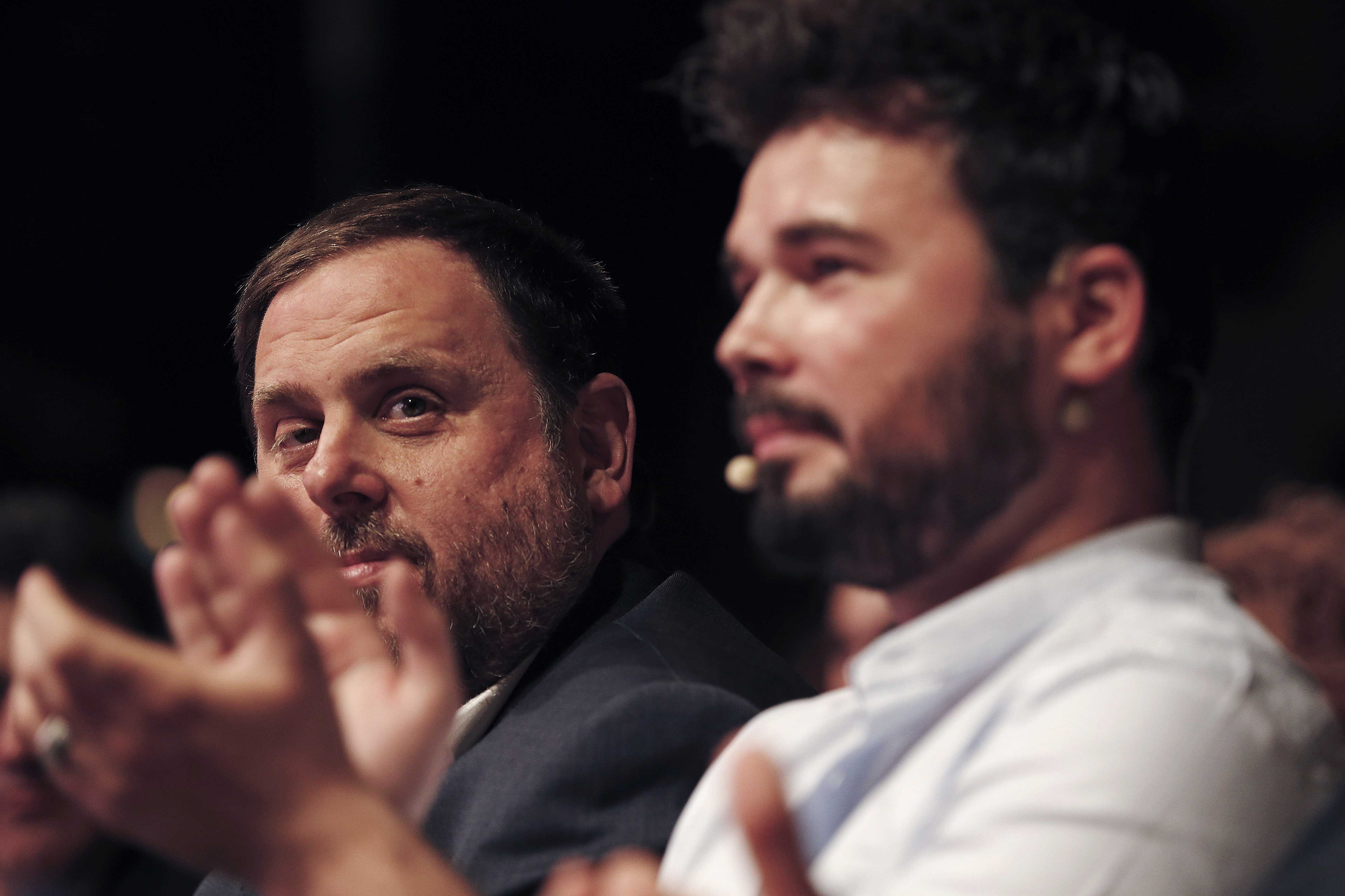 El candidato de ERC al Congreso, Gabriel Rufián (d), y el presidente de la formación, Oriol Junqueras, durante el acto de inicio de campaña.