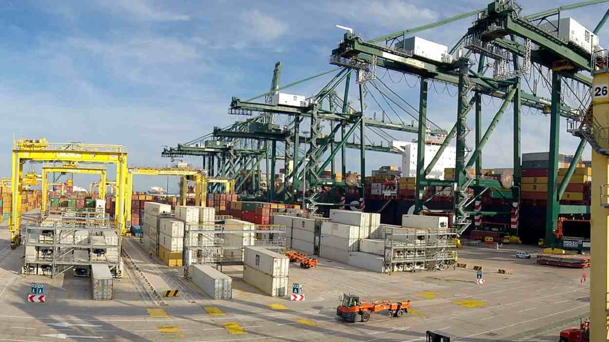 Contenedores de cargamento en el Puerto de Valencia. EP