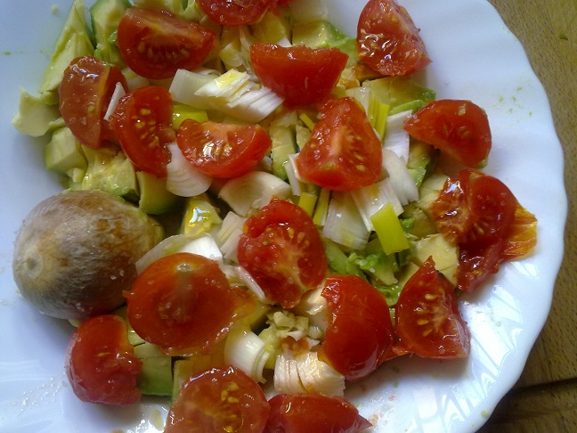 Crema de aguacate con cebolleta y tomates cherry y lomo de cerdo relleno