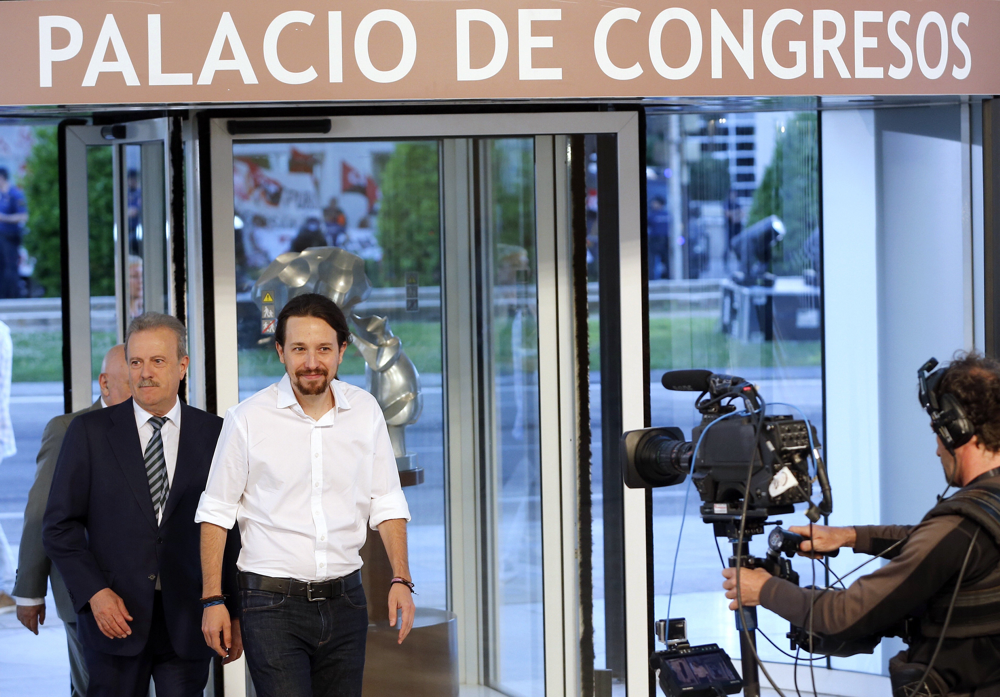 El candidato por Unidos Podemos a la presidencia del Gobierno, Pablo Iglesias (d), acompañado por el presidente de la Academia de la Televisión, Manuel Campo Vidal.