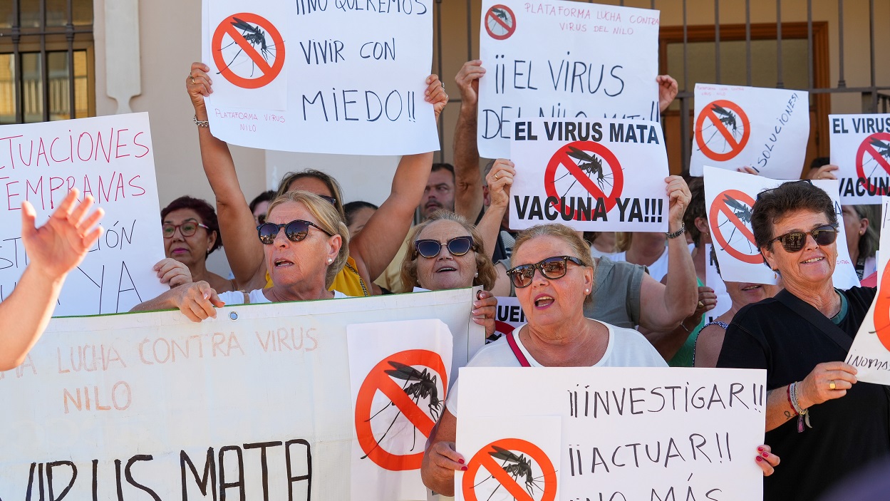 Imágenes de la protesta de los vecinos por las muertes a causa del virus de la fiebre del Nilo, a 2 de septiembre de 2024, en Isla Mayor, Sevilla. EP.