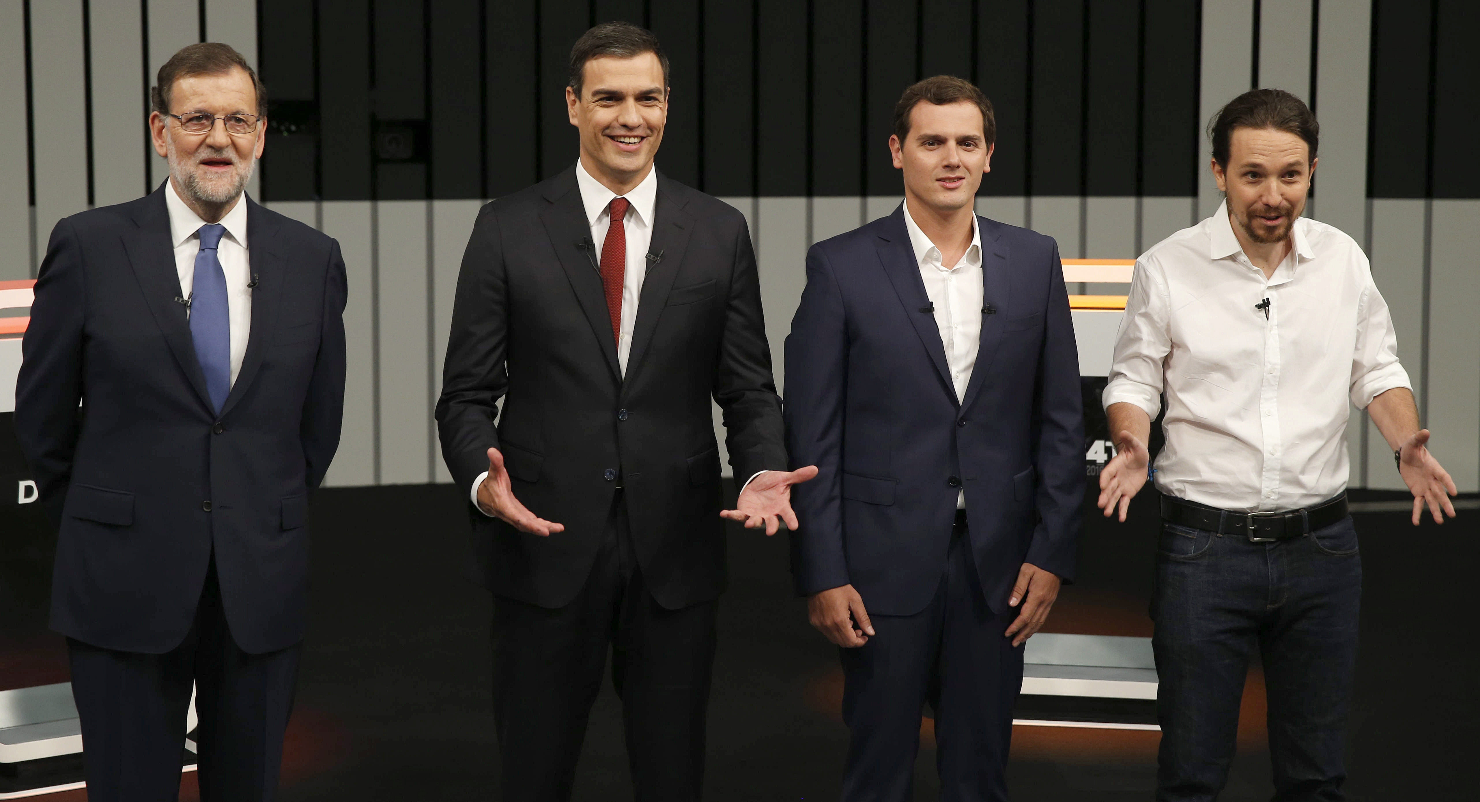 El presidente del Gobierno en funciones y del PP, Mariano Rajoy (izq.), el líder del PSOE, Pedro Sánchez (2º izq.), el presidente de Ciudadanos, Albert Rivera (2º dcha.), y el secretario general de Podemos, Pablo Iglesias (dcha.), en el plató momentos ant