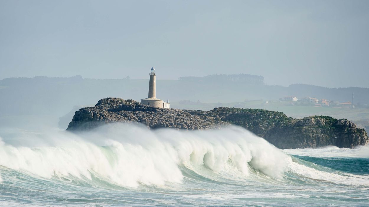 Oleaje en las inmediaciones del faro de la Isla de Mouro, a 25 de febrero de 2022, en Santander, Cantabria (España). EP