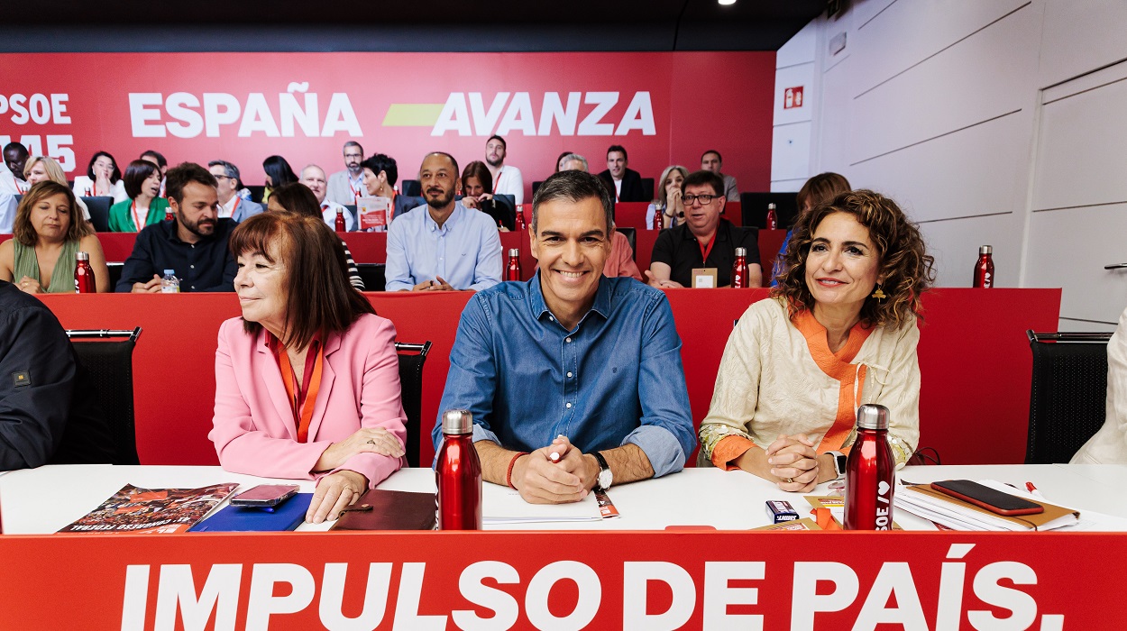 La presidenta del PSOE, Cristina Narbona, el secretario general del PSOE, Pedro Sánchez, y la número dos de los socialistas, María Jesús Montero. EP