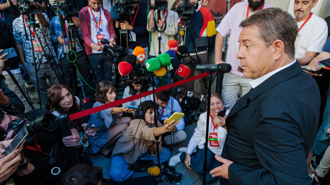 El presidente de Castilla La Mancha, Emiliano García Page, atiende a los medios de comunicación a su llegada a la reunión del Comité Federal del PSOE, en la sede federal del PSOE, a 7 de septiembr