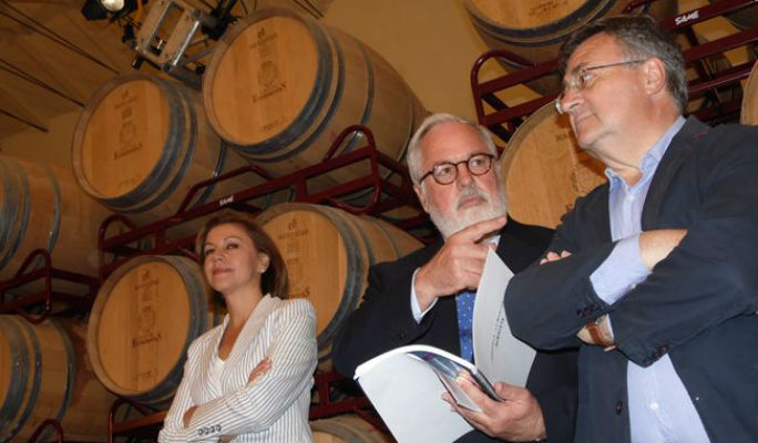 María Dolores de Cospedal y Miguel Arias Cañete, junto a Arturo García Tizón.