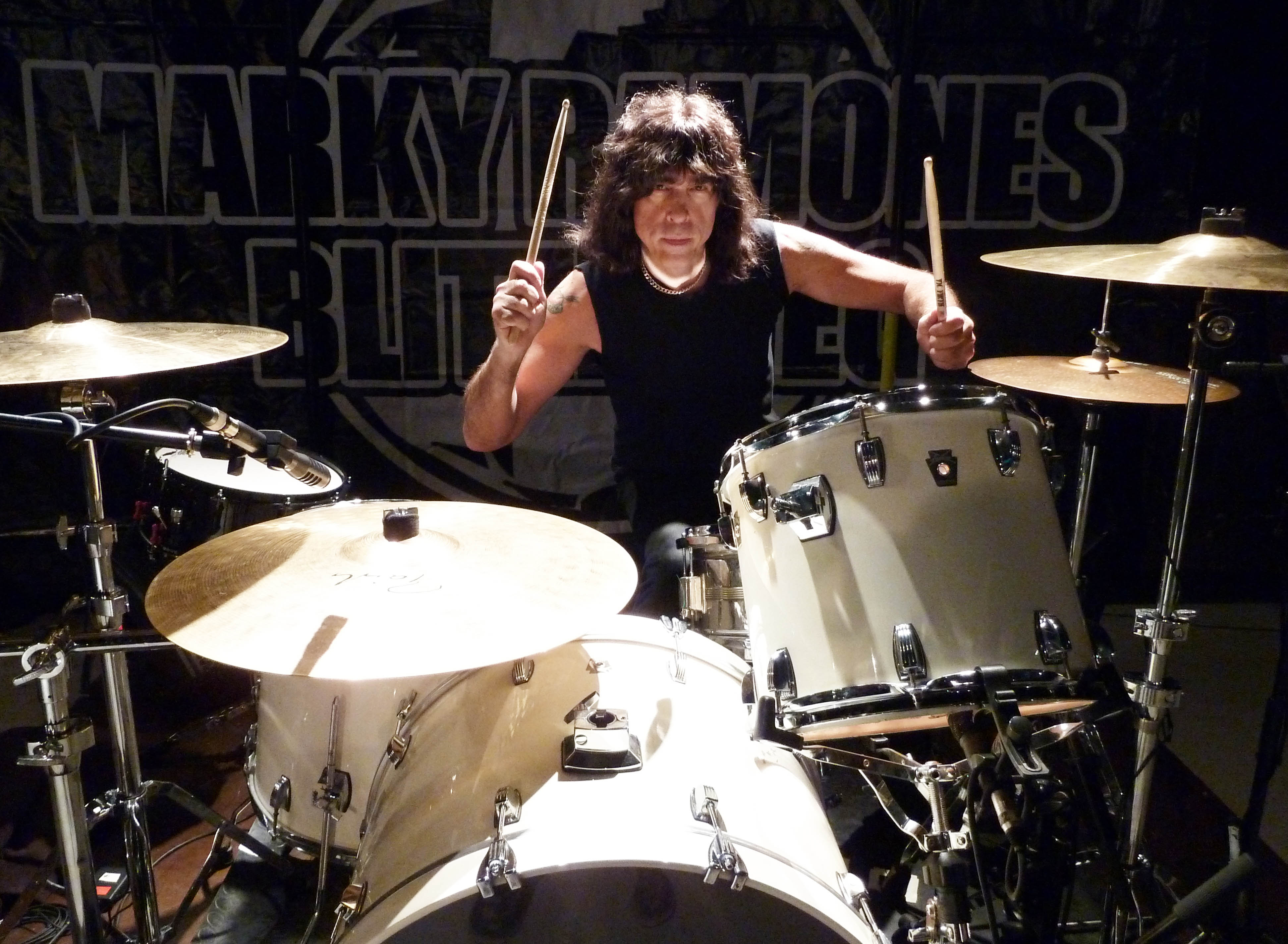 Marky Ramone con la batería.