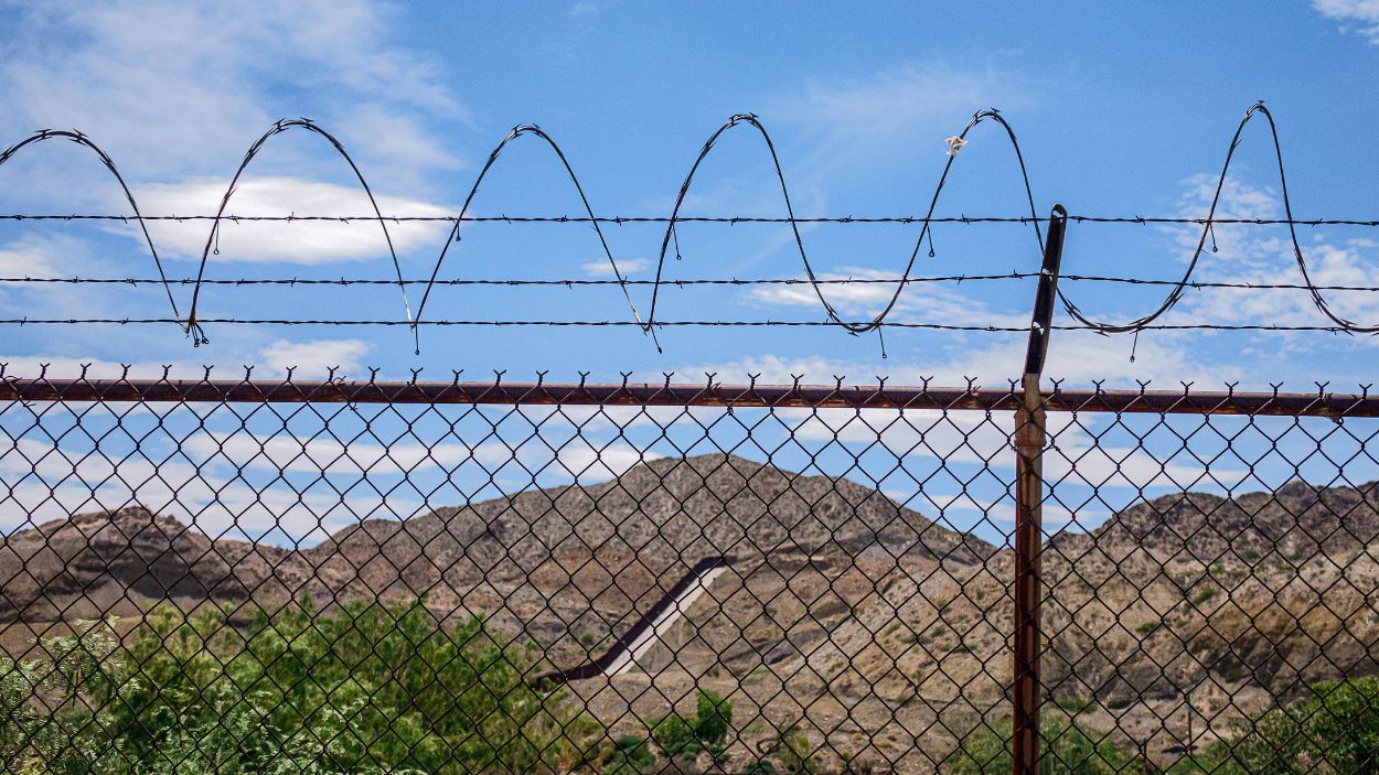 Alambrada en la frontera entre EEUU y México a la altura de El Paso, Texas (EEUU)