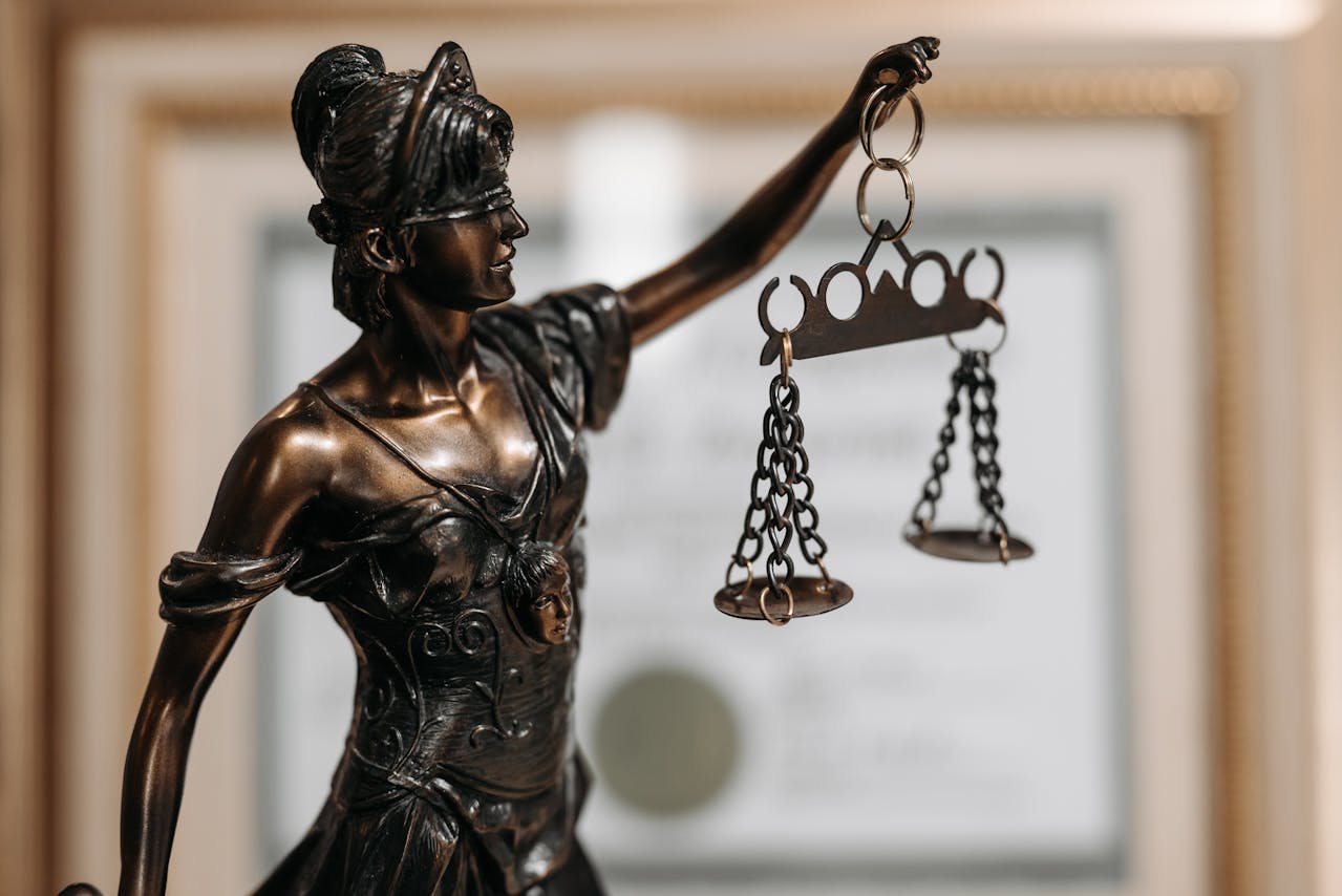 Estatua de bronce de la Justicia / PEXELS