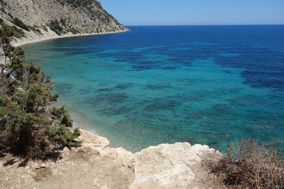 Una cala en la isla de Ibiza