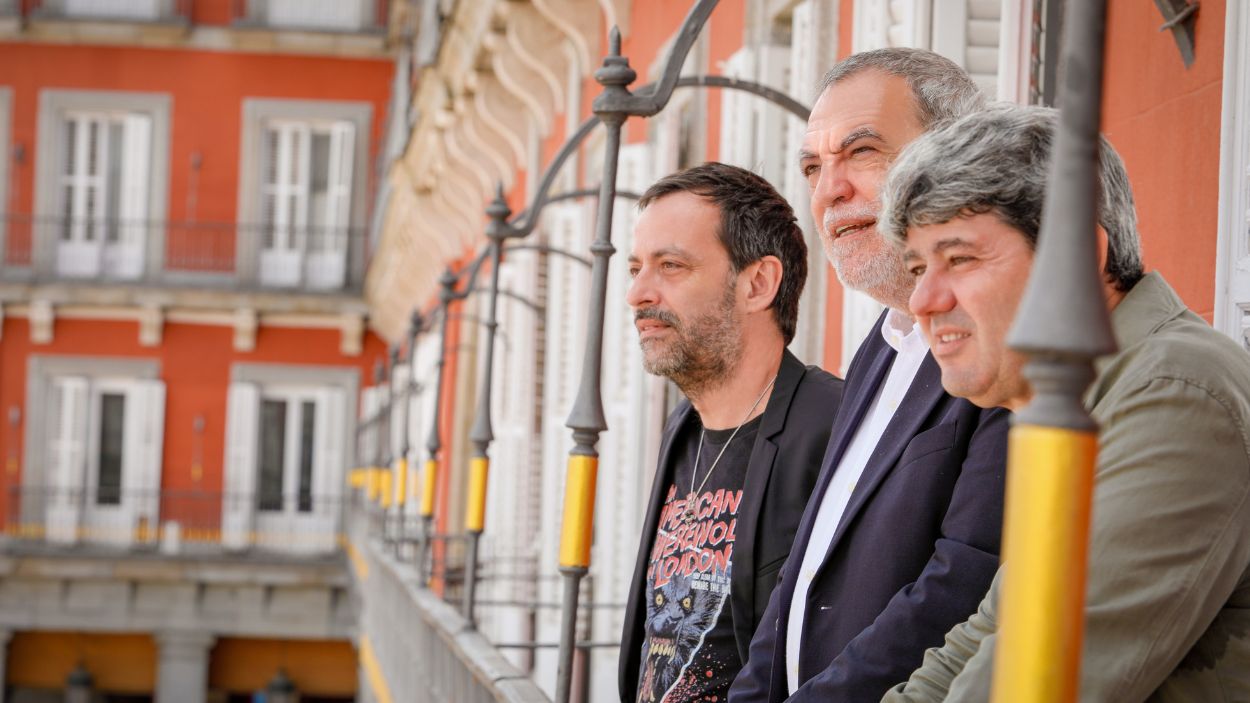 Los tres integrantes de Carmen Mola, en un balcón de la plaza Mayor de Madrid, que bien podría haber sido el de la casa de la inspectora Elena Blanco (Foto: Javier Ocaña/Planeta)