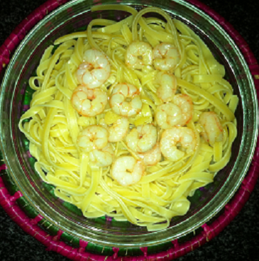 Cintas de pasta con gambas al ajillo y emperador con tomate