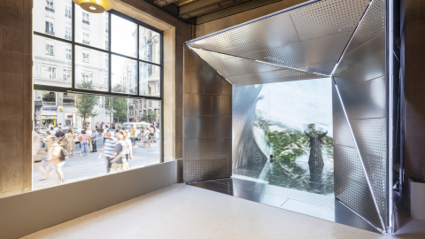 Cubo inmersivo del Espacio Movistar con vistas a la Gran Vía. Imagen @juanbaraja