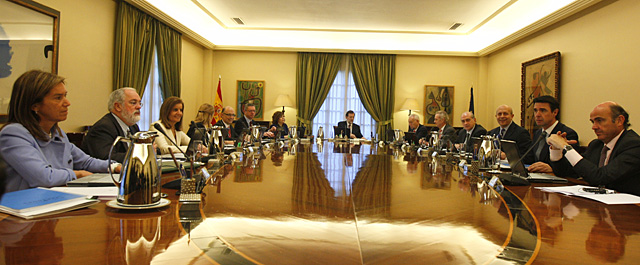 Rajoy con su primer Consejo de Ministros en 2011
