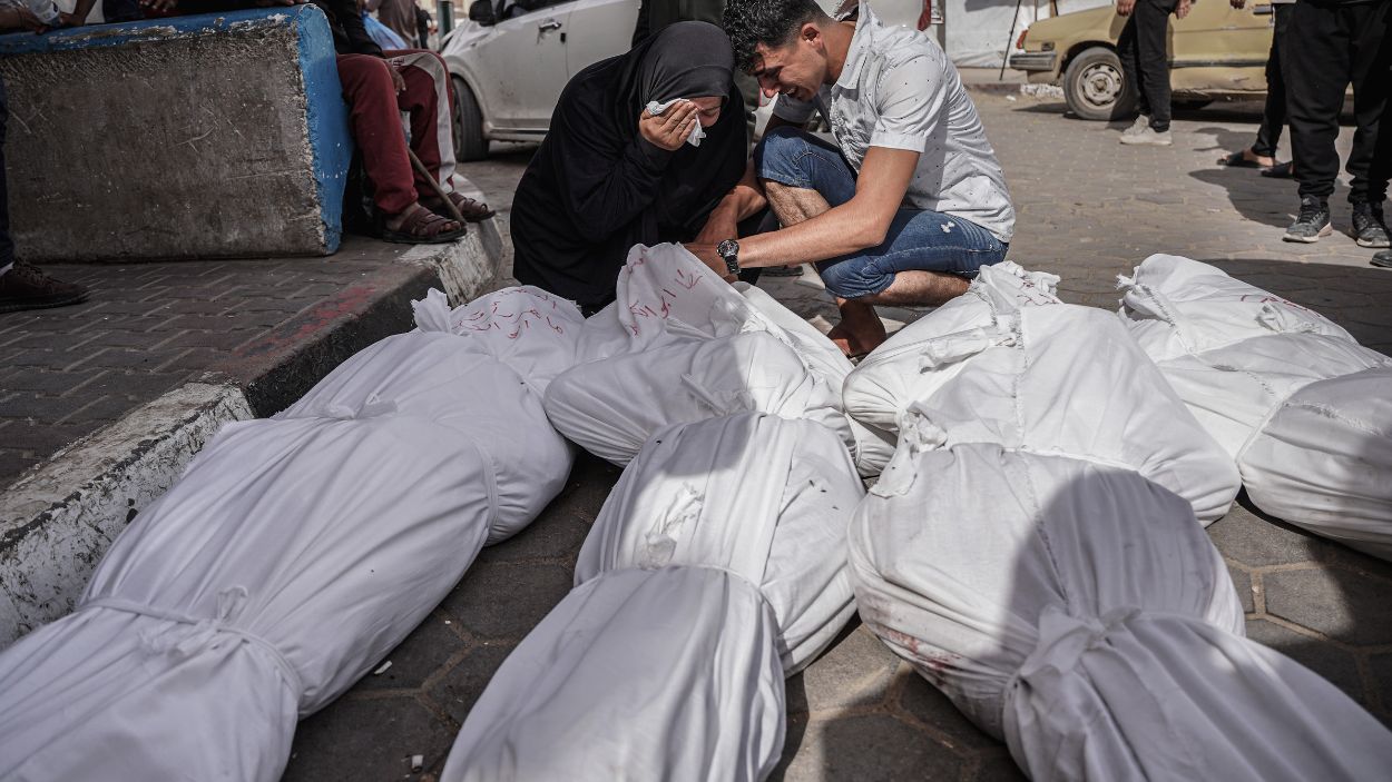 Palestinos llorando la muerte de sus familiares en un bombardeo de Israel (Foto: Europa Press)