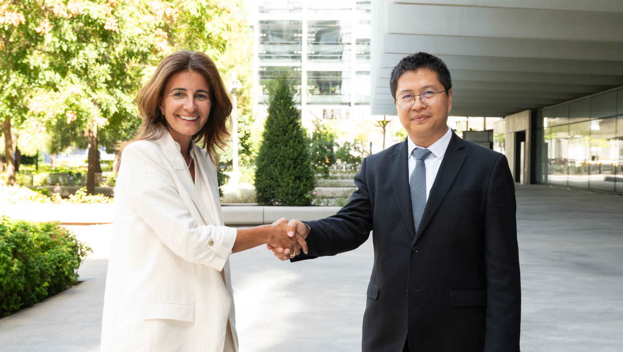 La directora de la Fuerza de Ventas B2B de Repsol, Susana Baños, y el Country Manager de OMODA y JAECOO en España, Darren Tu, firmando el acuerdo multienergético