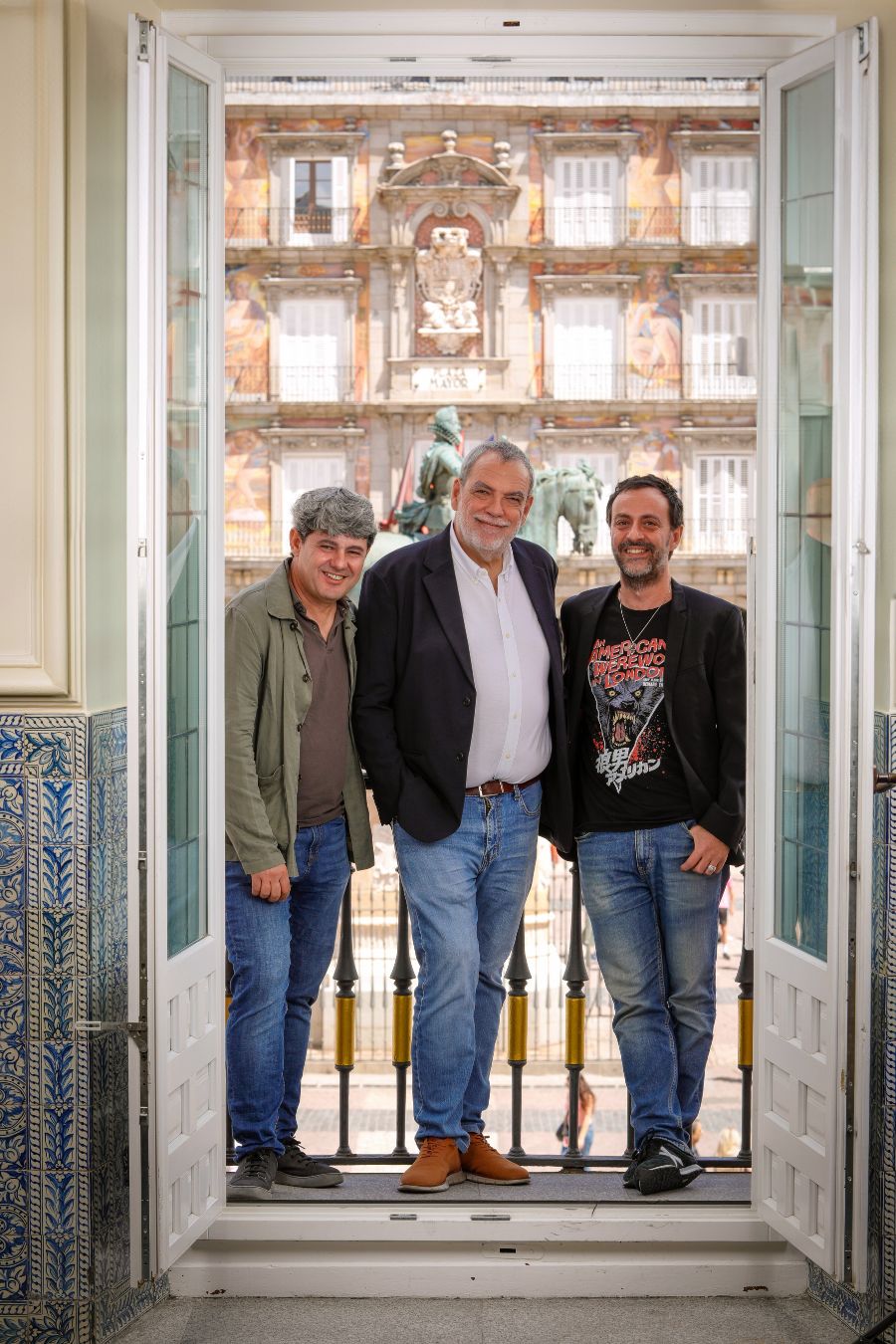 Antonio Mercero, Jorge Díaz y Agustín Martínez (Carmen Mola), posan en un balcón de la Plaza Mayor de Madrid, el lugar donde ubican la casa de la inspectora Elena Blanco (Foto: Javier Ocaña)