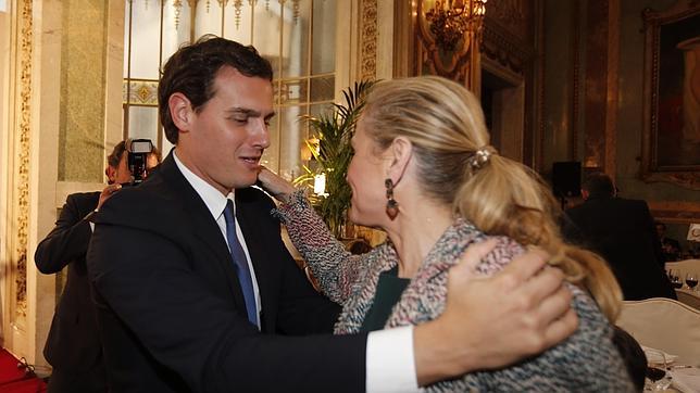 Imagen de archivo de Cristina Cifuentes saludando a Albert Rivera en un desayuno del líder de Ciudadanos organizado por ABC