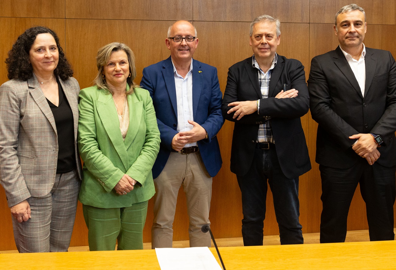 Eloína Núñez(segunda por la izq) junto a la delegada de la Xunta en A Coruña, el nuevo gerente del área sanitaria de Santiago, el conselleiro de Sanidade, y el gerente del Sergas. (Foto: EP)