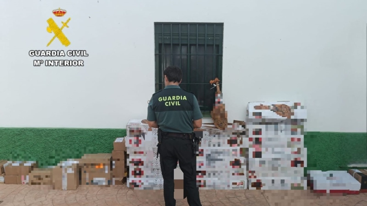 La Guardia Civil recupera en Sevilla un camión con 10.000 euros en jamones ibéricos robados. EP