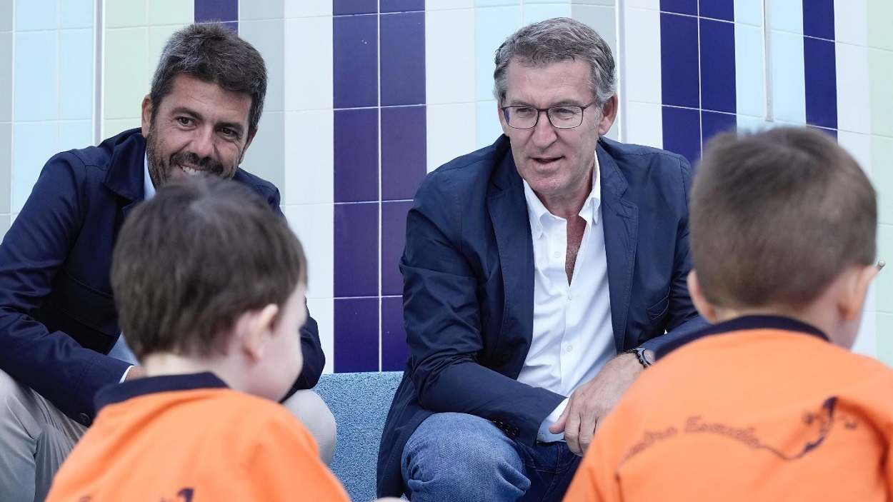 El líder del PP, Alberto Núñez Feijóo, visita a una escuela infantil en Valencia con Carlos Mazón. PP